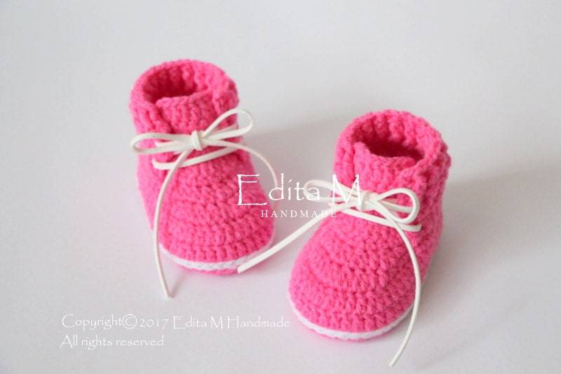 Gehäkelte Babyschuhe, Stiefel, Baby-Turnschuhe, 0-3 Monate, Heiße Rosa Schuhe, Geschenk Für Baby, Babyparty, Ankündigung Gehäkelte Babyschuhe, Stiefel, Baby-Turnschuhe, 0-3 Monate, Heiße Rosa Schuhe, Geschenk Für Baby, Babyparty, Ankündigung von EditaMHANDMADE