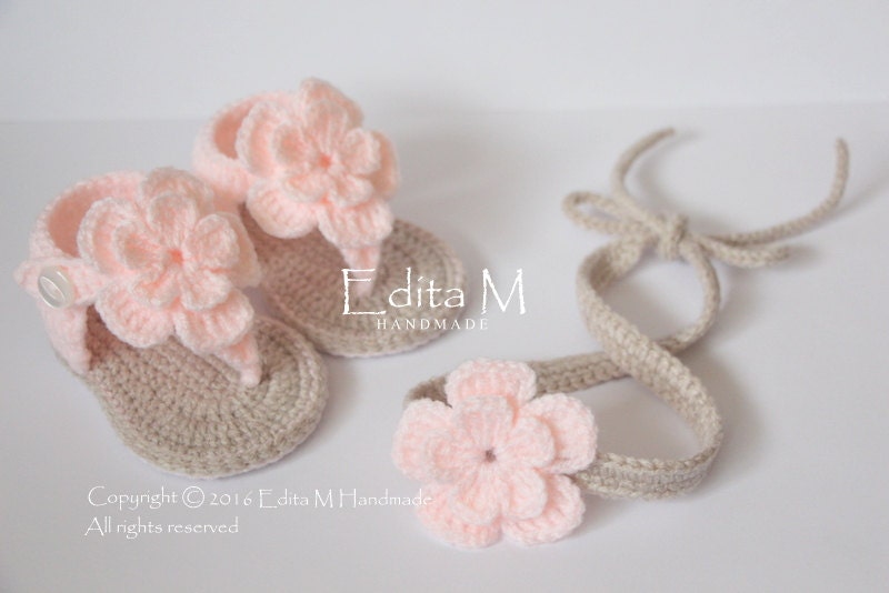 Gehäkeltes Baby-Set, Sandalen-stirnband-Set, Gladiator-Sandalen, Raffhalter, Baby-Booties, Baby-Schuhe, Baby-Dusche-Geschenk, Geschenk Für Baby von EditaMHANDMADE