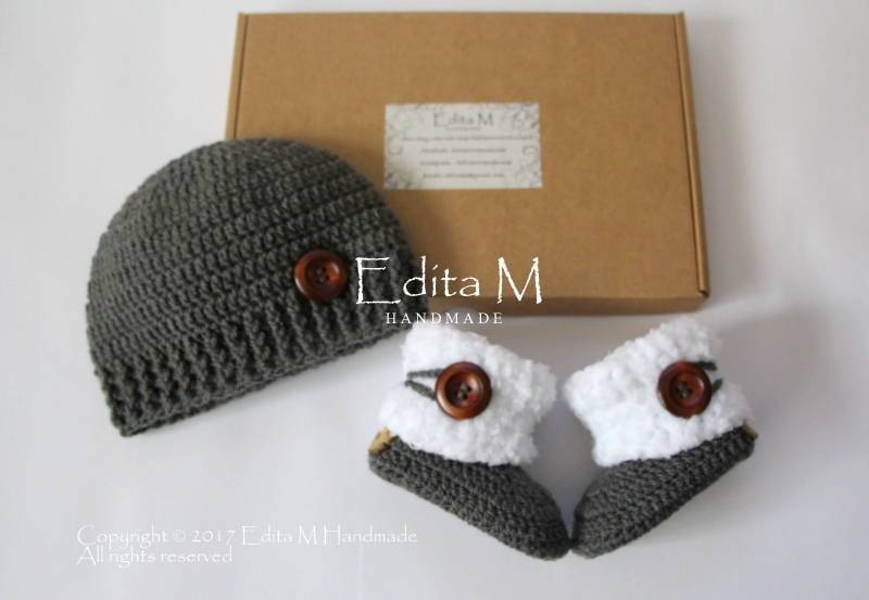 Häkelset, Babybooties, Babystiefel, Unisex Babymütze, 0-3, 3-6 Monate, Neutral, Babypartygeschenk, Holzknopf, Neutral von EditaMHANDMADE