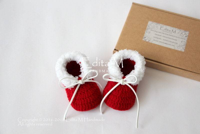 Unisex Baby-Booties, Weihnachten Babyschuhe, Gehäkelte Fellschuhe, Gestrickte Nikolausstiefel, Neugeborene, Baby-Duschegeschenk, Erste Weihnacht von EditaMHANDMADE