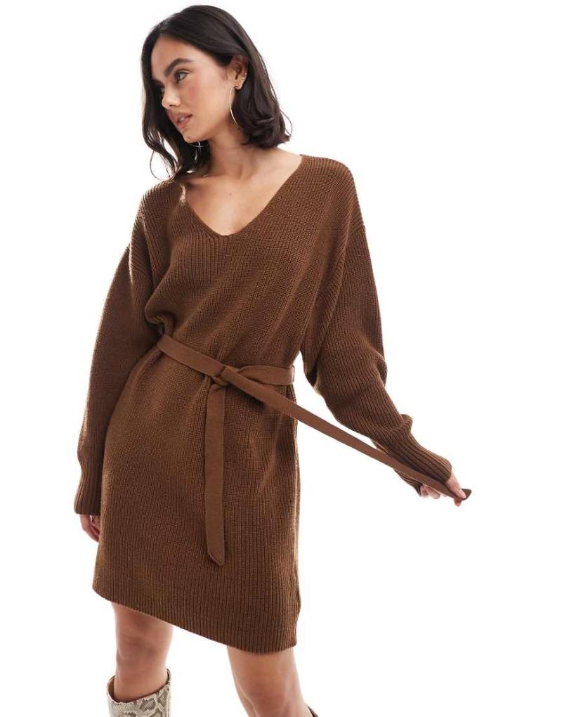 EDITED - Minikleid aus Strick in Tabakbraun mit Taillengürtel von Edited