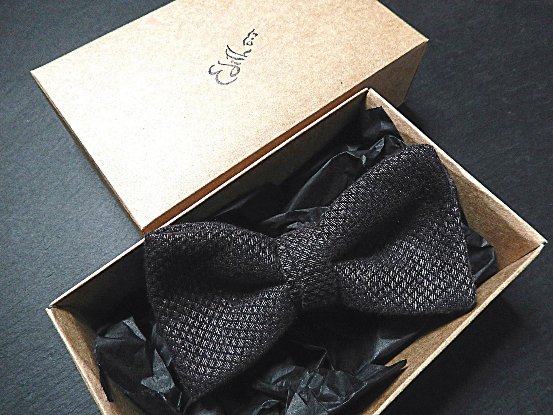 Dunkelbraune Und Schwarze Vorgebundene Fliege Im Rautenmuster Dunkelbraune Und Schwarze Vorgebundene Fliege Im Rautenmuster von EdithBowTie