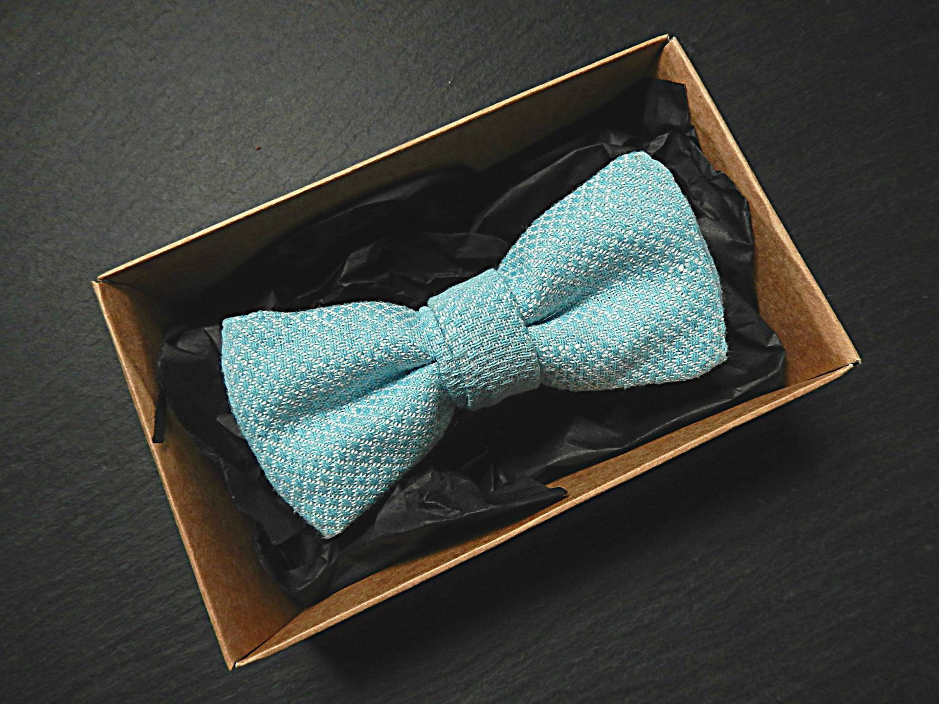 Himmelblaue Und Weiße Vorgebundene Fliege Im Rautenmuster Himmelblaue Und Weiße Vorgebundene Fliege Im Rautenmuster von EdithBowTie