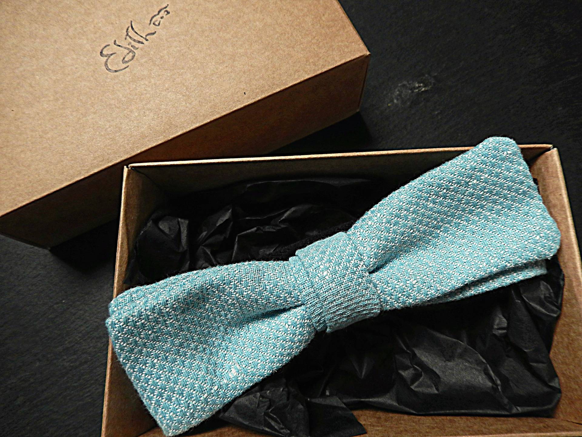 Himmelblaue Und Weiße Vorgebundene Fliege Im Rautenmuster Himmelblaue Und Weiße Vorgebundene Fliege Im Rautenmuster von EdithBowTie