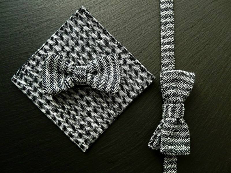 Leinen Schwarz Weiß Gestreift Taschenquadrat Leinen Schwarz Weiß Gestreift Taschenquadrat von EdithBowTie