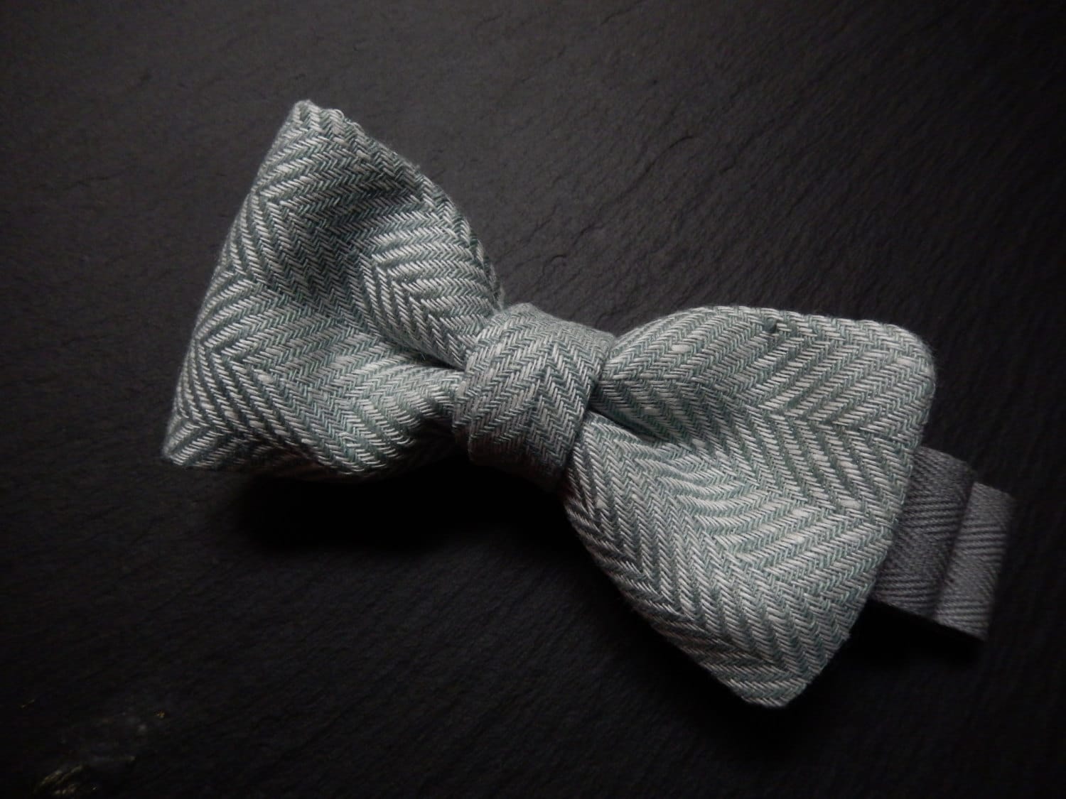 Minze Und Weiß Vorgebundener Fliege Im Fischgrätmuster Minze Und Weiß Vorgebundener Fliege Im Fischgrätmuster von EdithBowTie