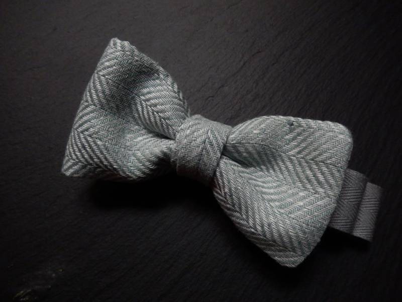 Minze Und Weiß Vorgebundener Fliege Im Fischgrätmuster von EdithBowTie