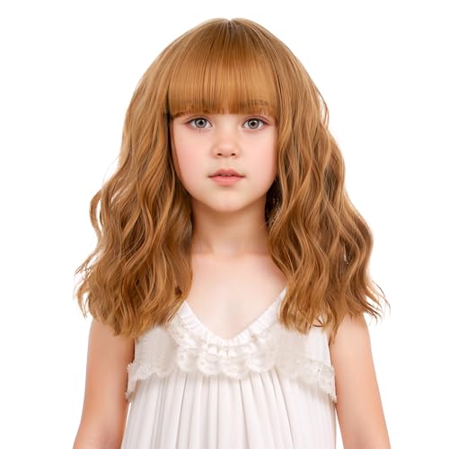 Mädchenperücke, blond, Erdbeerblond, kurz, blond, mit Pony, blonde Perücke, kurz, gewellt, gelockt, für Mädchen, hitzebeständige Kunsthaarperücke mit Perückenkappe Mädchenperücke, blond, Erdbeerblond, kurz, blond, mit Pony, blonde Perücke, kurz, gewellt, gelockt, für Mädchen, hitzebeständige Kunsthaarperücke mit Perückenkappe von Edivd