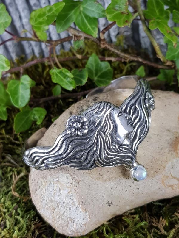 Armreif 925Er Silber Mit Regenbogenmondstein Im Jugendstil von EdlesGeschmeideWelt