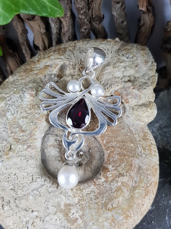 Jugendstil-Anhänger Aus Silber 925 Mit Granat Und Perlen von EdlesGeschmeideWelt