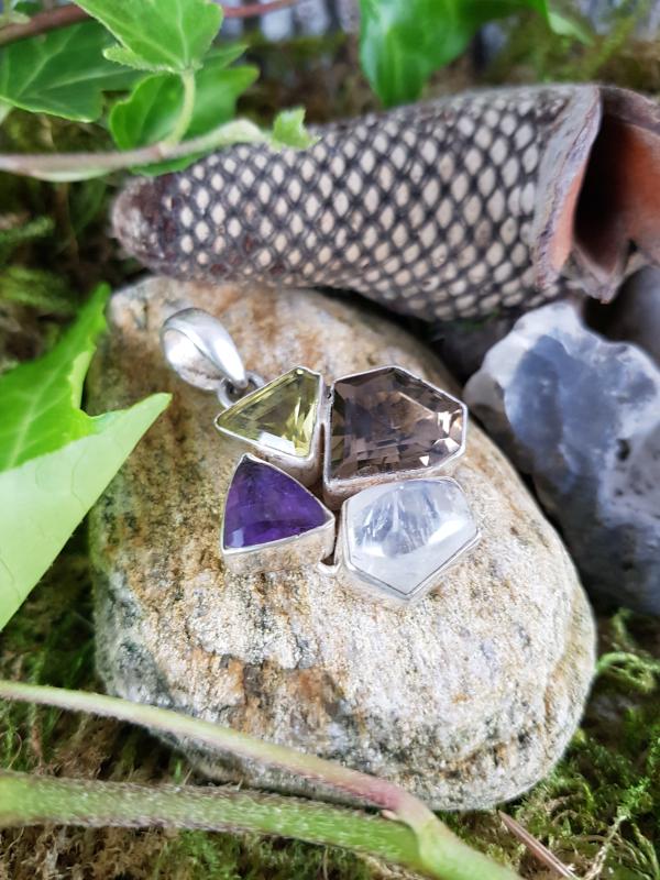 Kettenanhänger 925Er Silber Mit Edelsteinen Verziert Kettenanhänger 925Er Silber Mit Edelsteinen Verziert von EdlesGeschmeideWelt