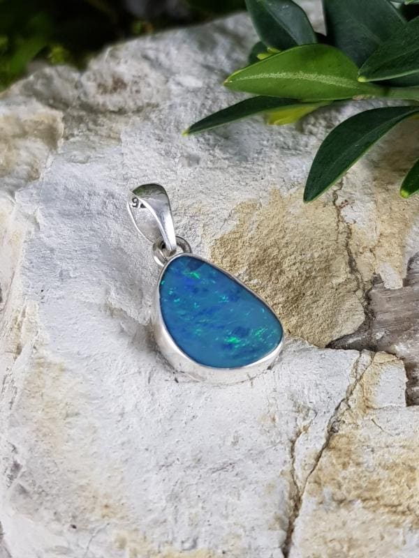 Kettenanhänger 925Er Silber Mit Funkelndem Opal Kettenanhänger 925Er Silber Mit Funkelndem Opal von EdlesGeschmeideWelt