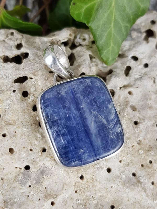 Kettenanhänger 925Er Silber Mit Kyanit Kettenanhänger 925Er Silber Mit Kyanit von EdlesGeschmeideWelt