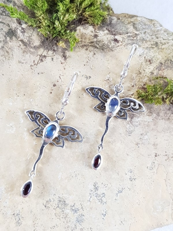 Ohrhänger 925Er Silber Mit Regenbogenmondstein Und Granat - Libelle von EdlesGeschmeideWelt