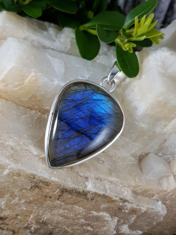 Tropfenförmiger Kettenanhänger 925Er Silber Mit Labradorit Tropfenförmiger Kettenanhänger 925Er Silber Mit Labradorit von EdlesGeschmeideWelt