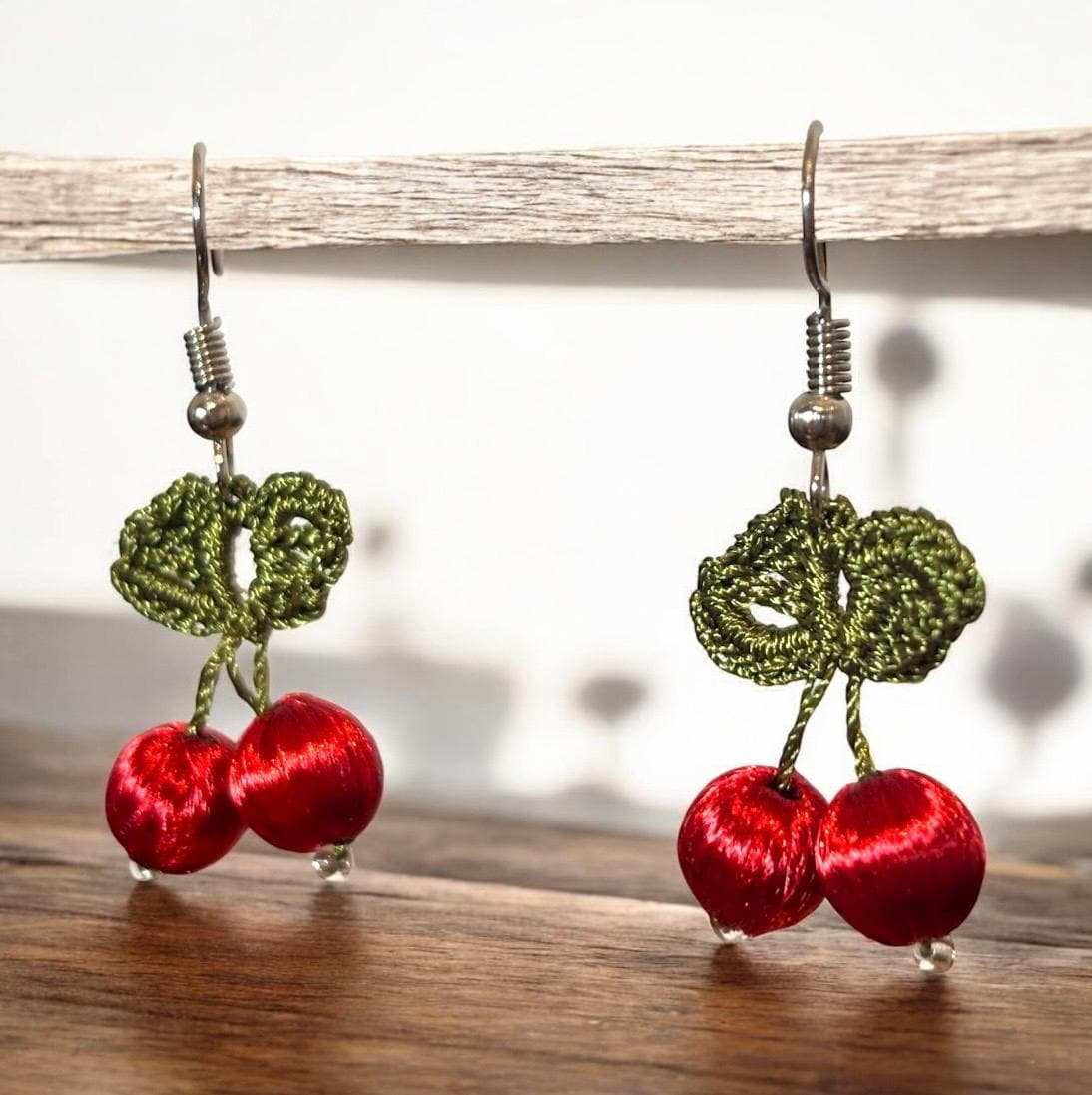 Handgemachte Gehäkelte Kirschen Blumen Ohrringe, Schmuck Handarbeit Ohrringe, Rose Strick Ohrringe, Oma-Quadrat-Häkelohrringe Erdbeere Ohrring von EdsHandwerk