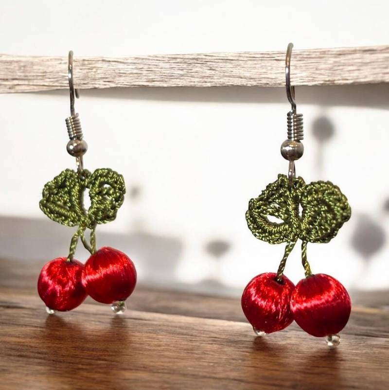 Handgemachte Gehäkelte Kirschen Blumen Ohrringe, Schmuck Handarbeit Ohrringe, Rose Strick Ohrringe, Oma-Quadrat-Häkelohrringe Erdbeere Ohrring von EdsHandwerk
