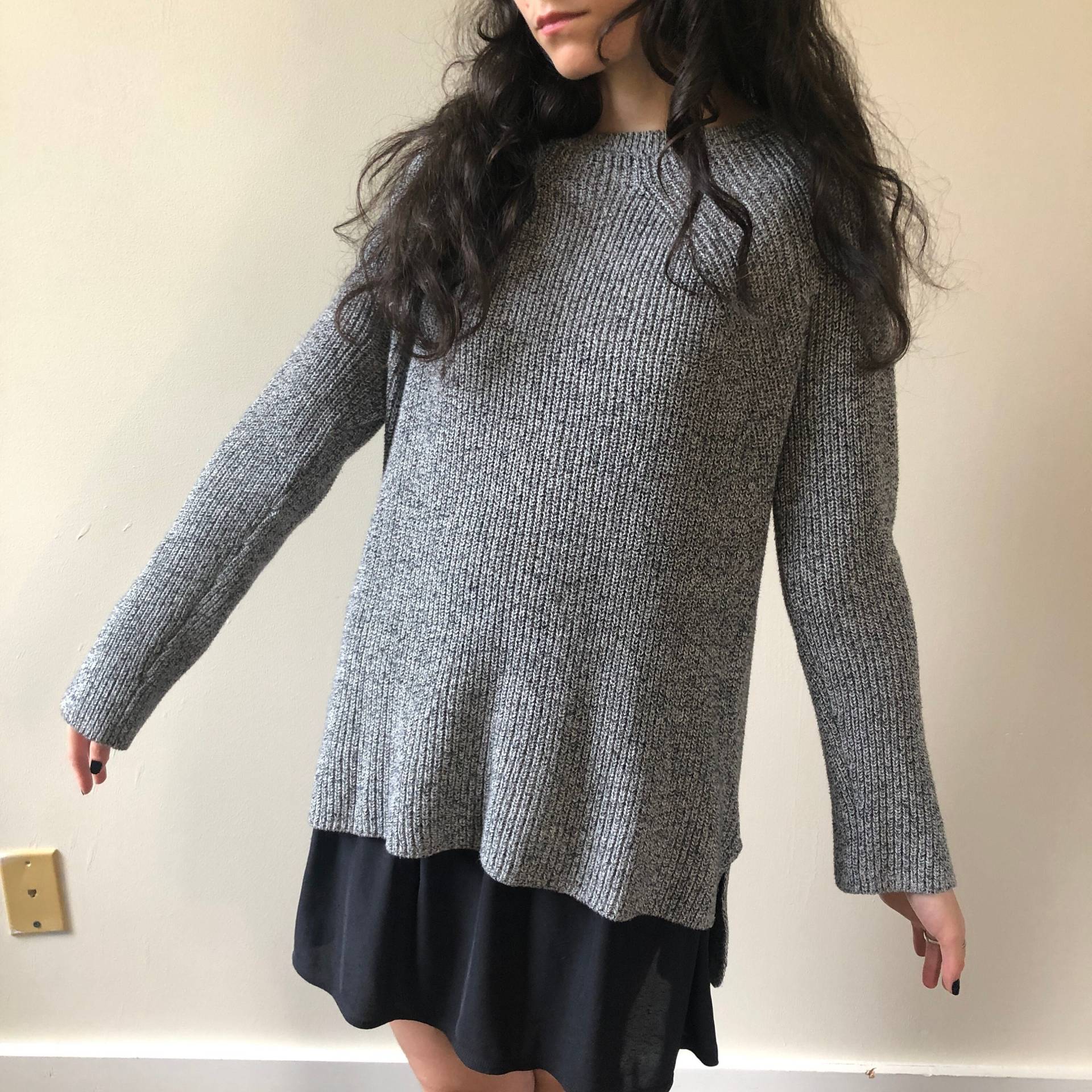 Grauer Sweater/Schwarz-Weißes Aschgraues Langarm-strickoberteil Grauer Sweater/Schwarz-Weißes Aschgraues Langarm-strickoberteil von EducationIsPRICELESS