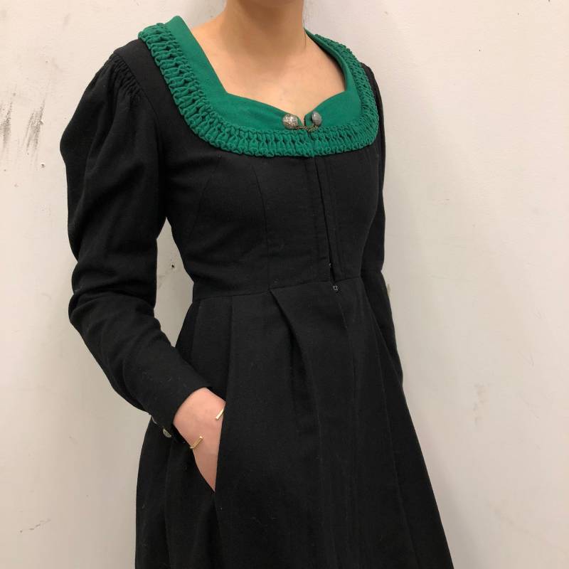 Vintage Handgenähtes Wollkleid Schwarz, Grüner Kragen, Figurbetontes Kleid Vintage Handgenähtes Wollkleid Schwarz, Grüner Kragen, Figurbetontes Kleid von EducationIsPRICELESS