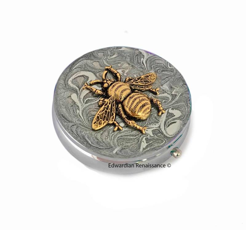 Queen Bee Pillendose Handbemalte, Silberne Swirl Emaille Im Jugendstil Design Queen Bee Pillendose Handbemalte, Silberne Swirl Emaille Im Jugendstil Design von EdwardianRenaissance