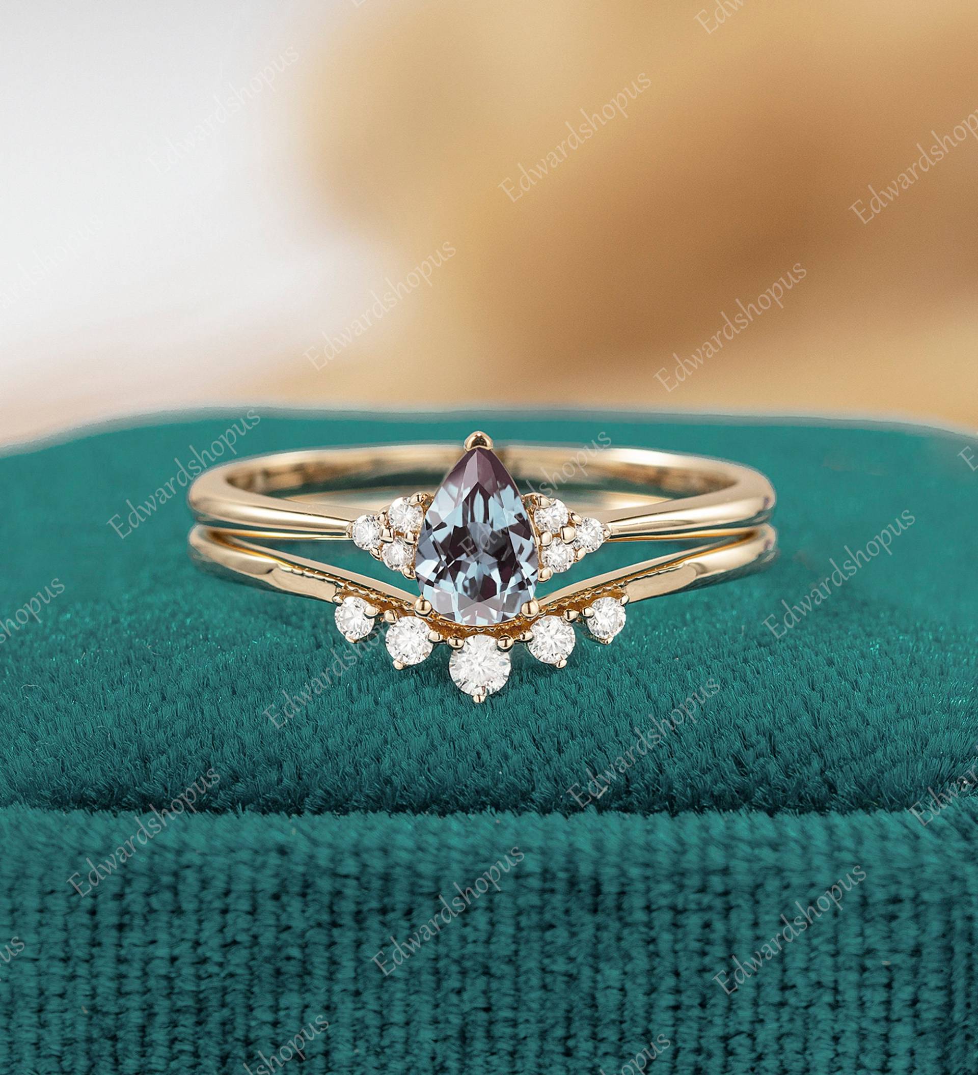 Alexandrit Verlobungsring Set Unikat Vintage Birnenförmiges Geschenk Für Sie Moissanit Diamant Gelbgold Ring von Edwardshopus