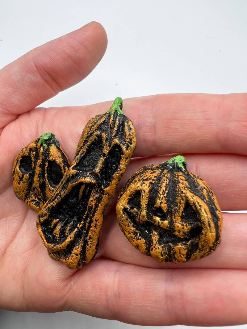 Miniatur Jackolantern Halloween Anstecknadeln Oder Magnete von EdynRashaeStudios