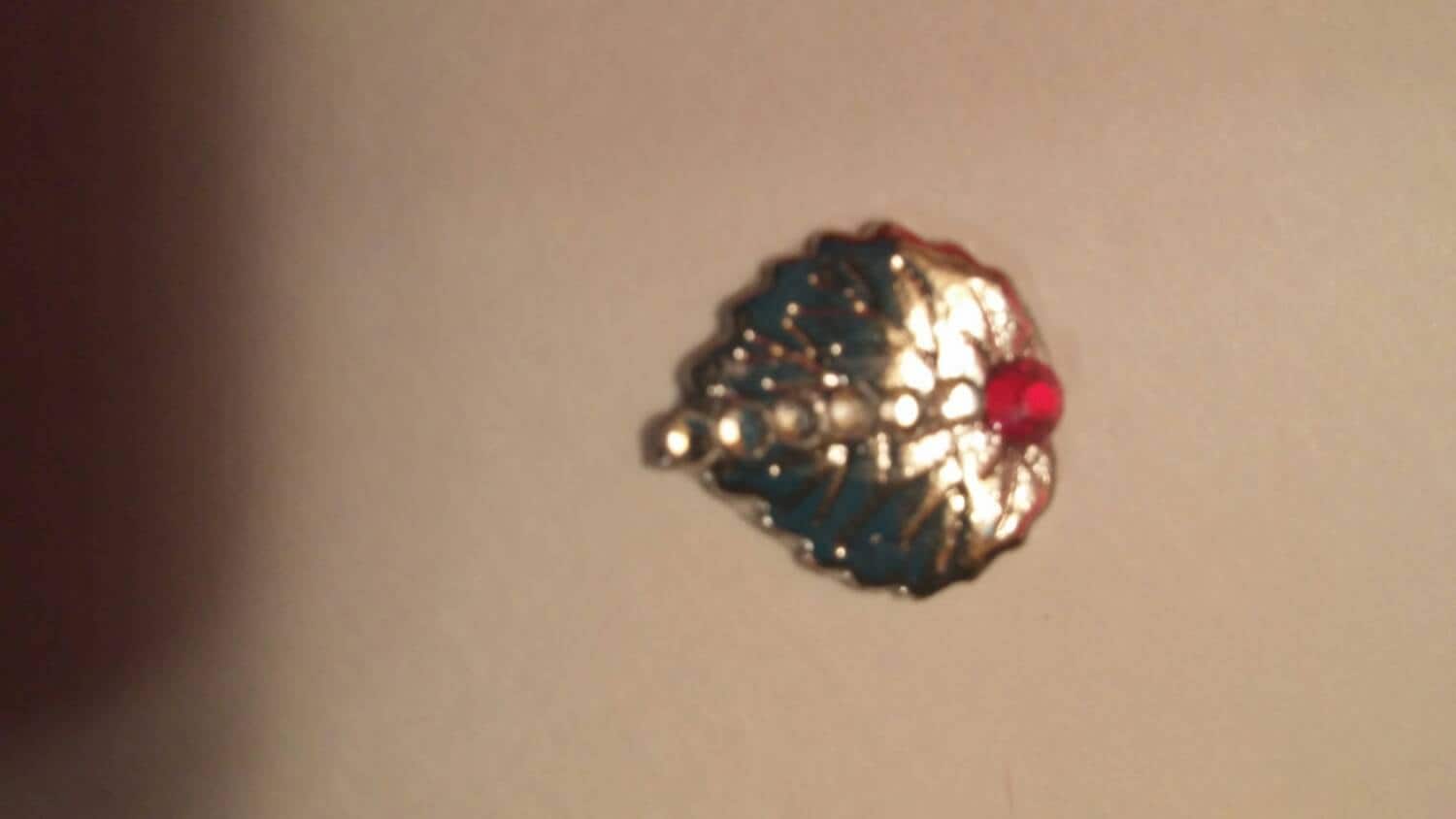 Blatt Bindi Mit Roter Gemme von EesaBellaBellyDance