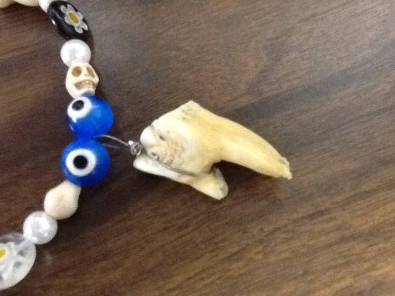 Perlenkette Mit Knochenanhänger Perlenkette Mit Knochenanhänger von EesaBellaBellyDance