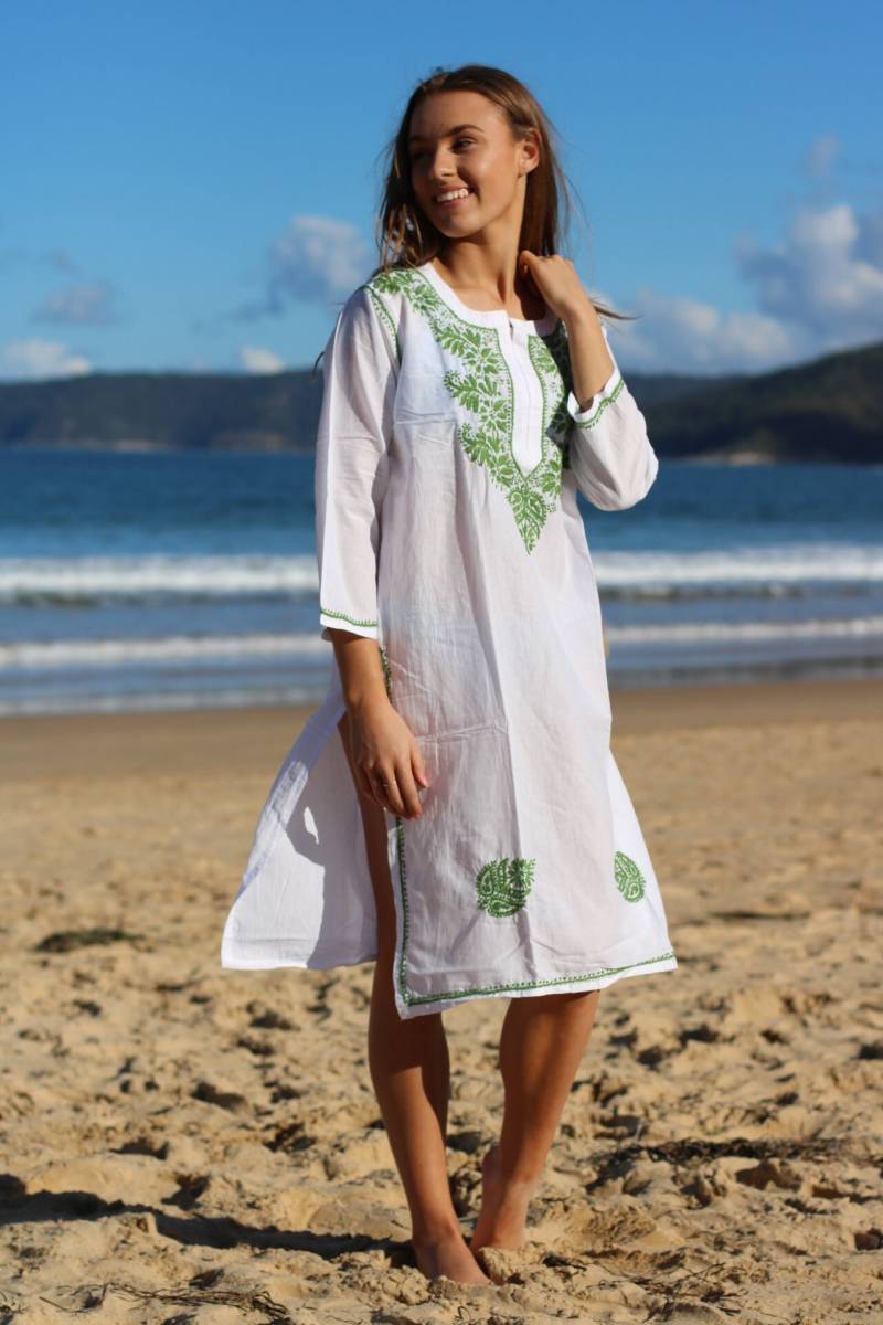 Weiße Chikankari Baumwolle Tunika, Hand Bestickt Weich Strand Kleid von EeshaBoutique