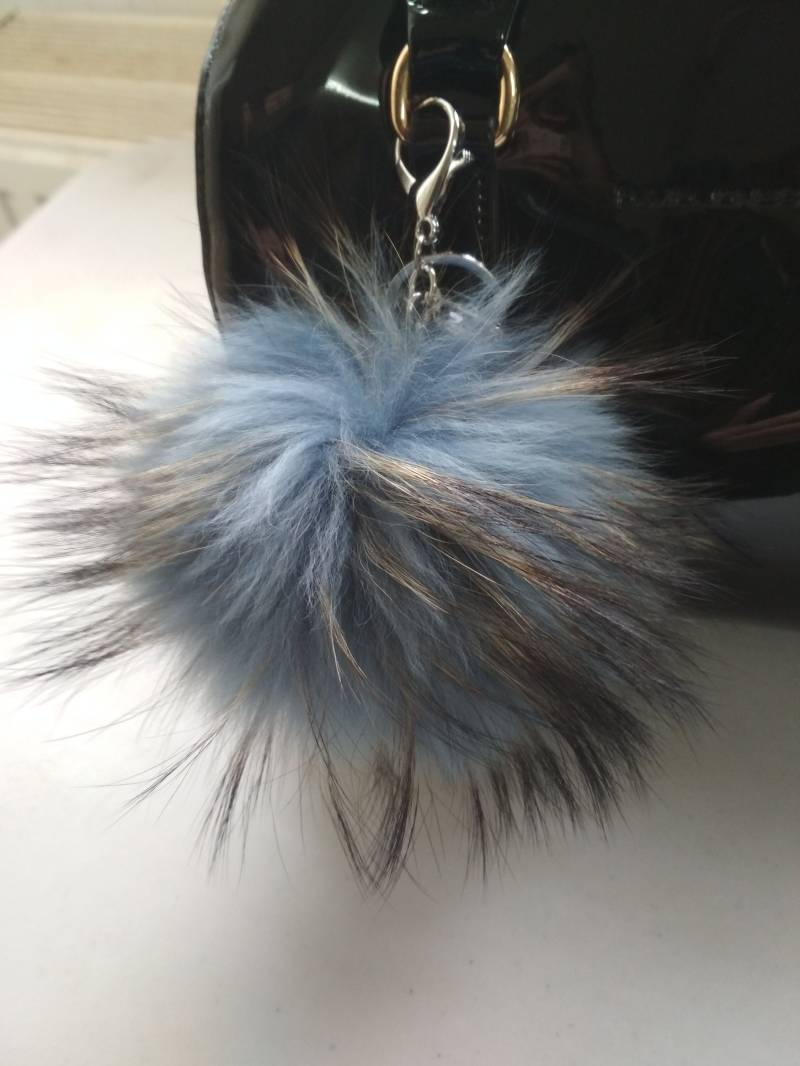 Pelz Pon Schlüsselanhänger Accessoires Hellblau Schwarz Details Farbe Pelz Pon Schlüsselanhänger Accessoires Hellblau Schwarz Details Farbe von EfdiFursGR