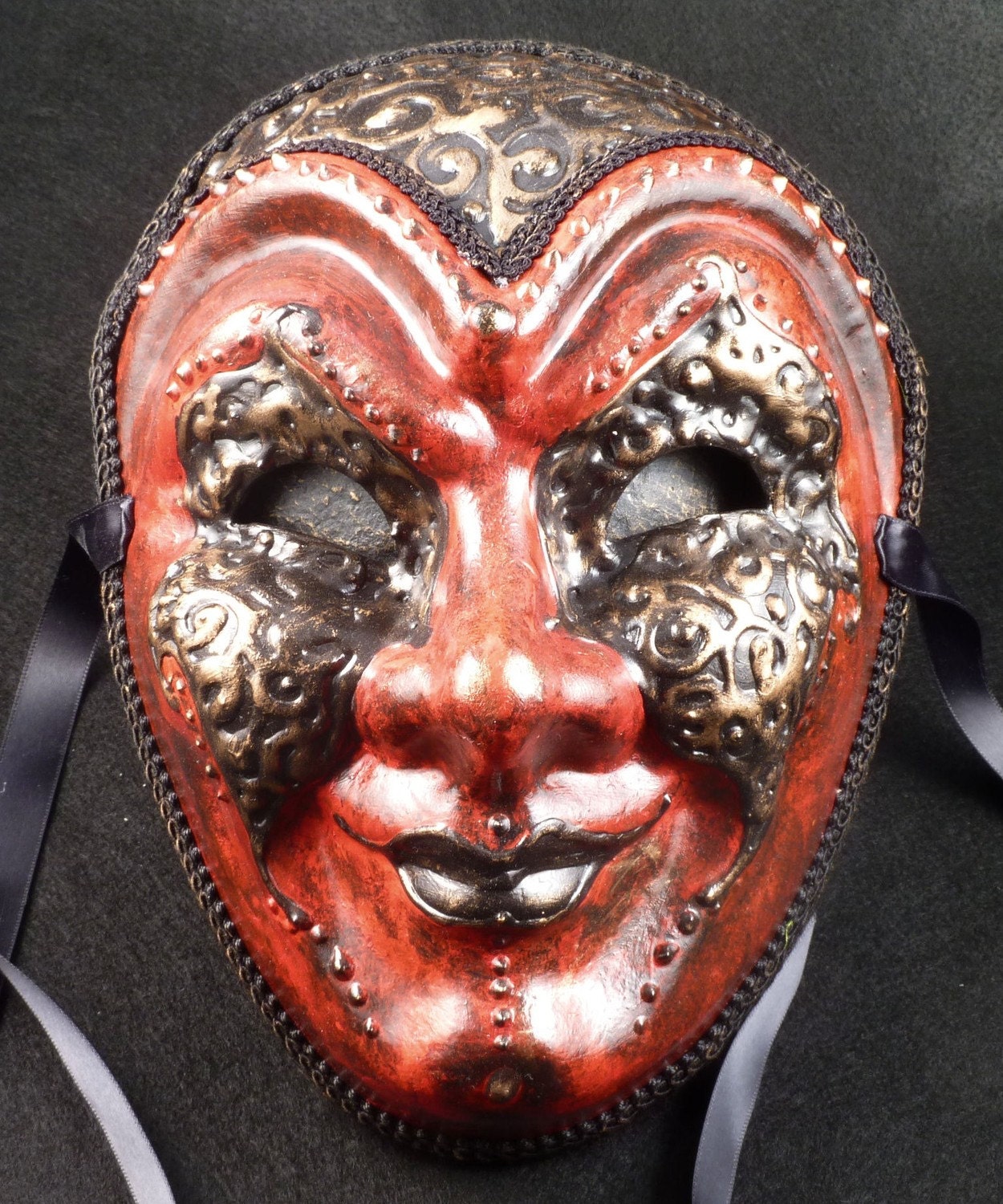 Diablo Fröhliche Maske, Joker Stil Voller Maskerade Maske Mit 3D Wirbel-Design in Teuflisch Rot Und Schwarz Gold Diablo Fröhliche Maske, Joker Stil Voller Maskerade Maske Mit 3D Wirbel-Design in Teuflisch Rot Und Schwarz Gold von EffigyMasks
