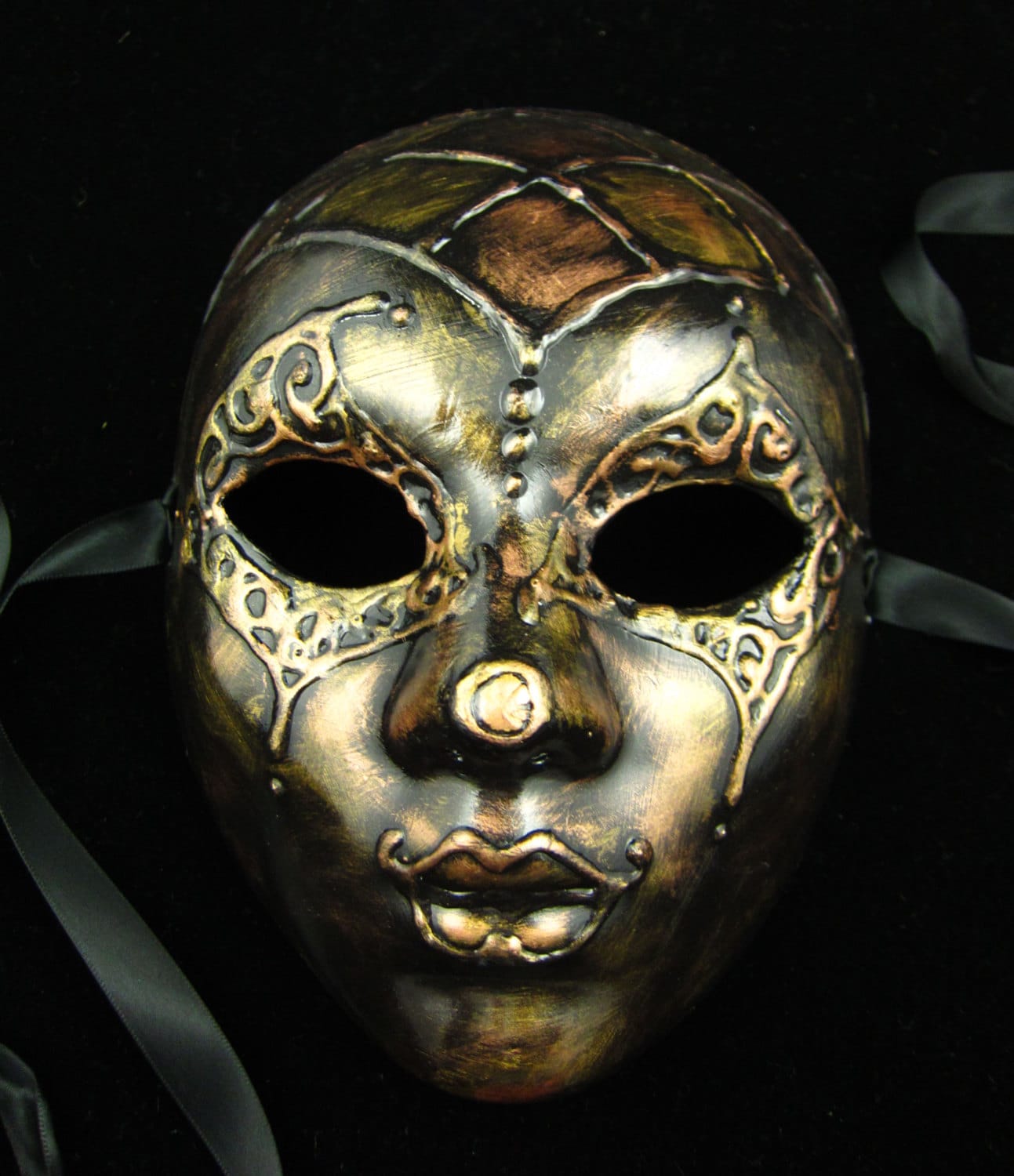 Genietete Maske Im Harlekin-stil Mit Diversen Metallvergoldungen Und 3D Erhabenem Narr/Clown-Design Genietete Maske Im Harlekin-stil Mit Diversen Metallvergoldungen Und 3D Erhabenem Narr/Clown-Design von EffigyMasks