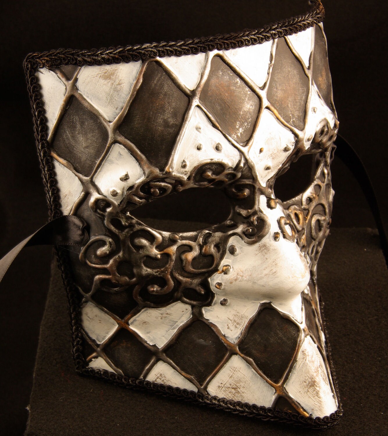 Jaust Bauta Maske, Schwarzweiß Harlekin Maske Mit Gold Und Silbervergoldung Auf 3D Wirbeln Jaust Bauta Maske, Schwarzweiß Harlekin Maske Mit Gold Und Silbervergoldung Auf 3D Wirbeln von EffigyMasks