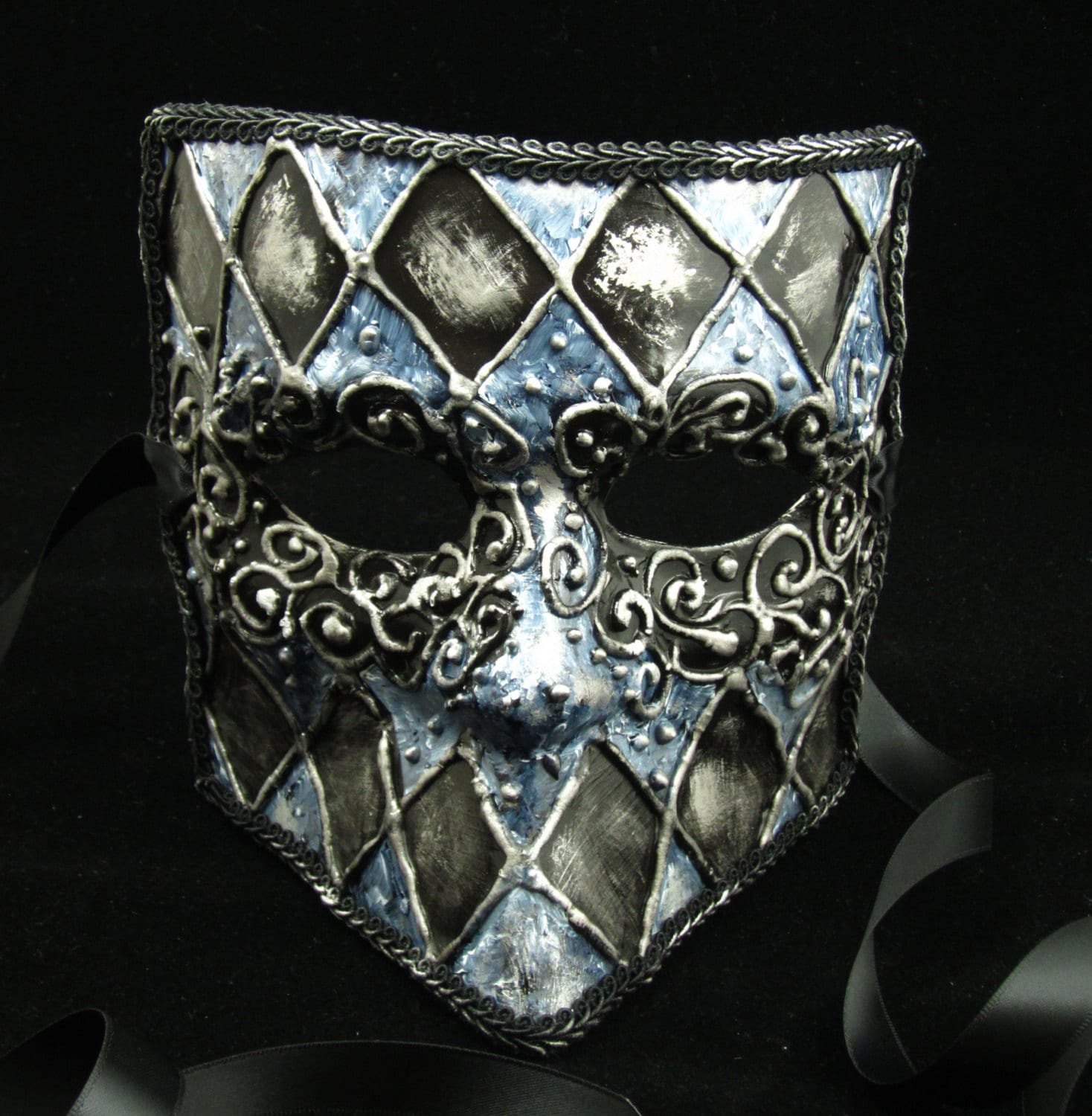 Silberne Ritter Bauta Maske, Schwarz Graue Harlekin Maske Mit Silbervergoldung Auf 3D Wirbeln Silberne Ritter Bauta Maske, Schwarz Graue Harlekin Maske Mit Silbervergoldung Auf 3D Wirbeln von EffigyMasks