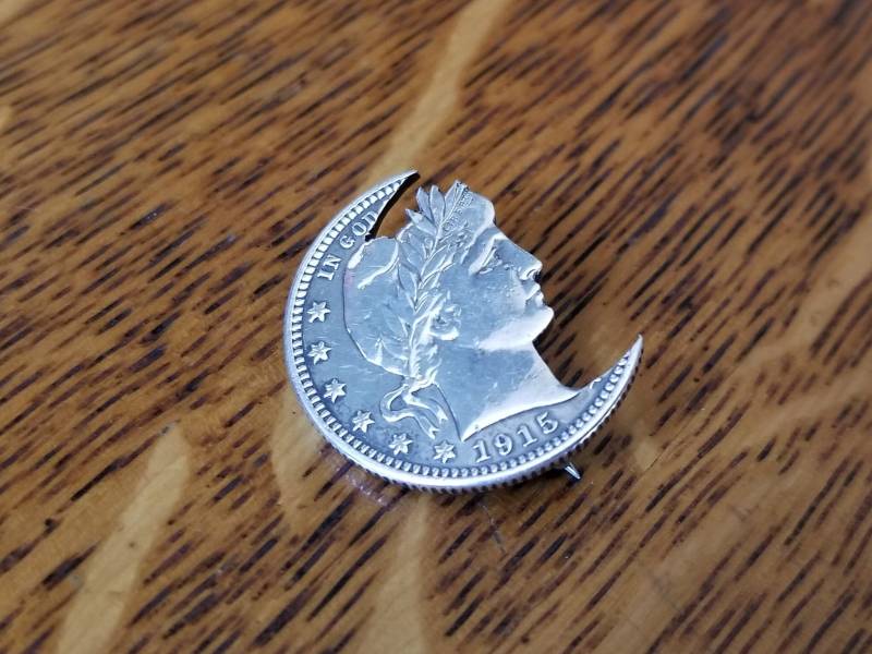 104 Yr Old Barber Quarter Silber | 90% Anstecknadel, in Halbmondform von EffsStyleEmporium