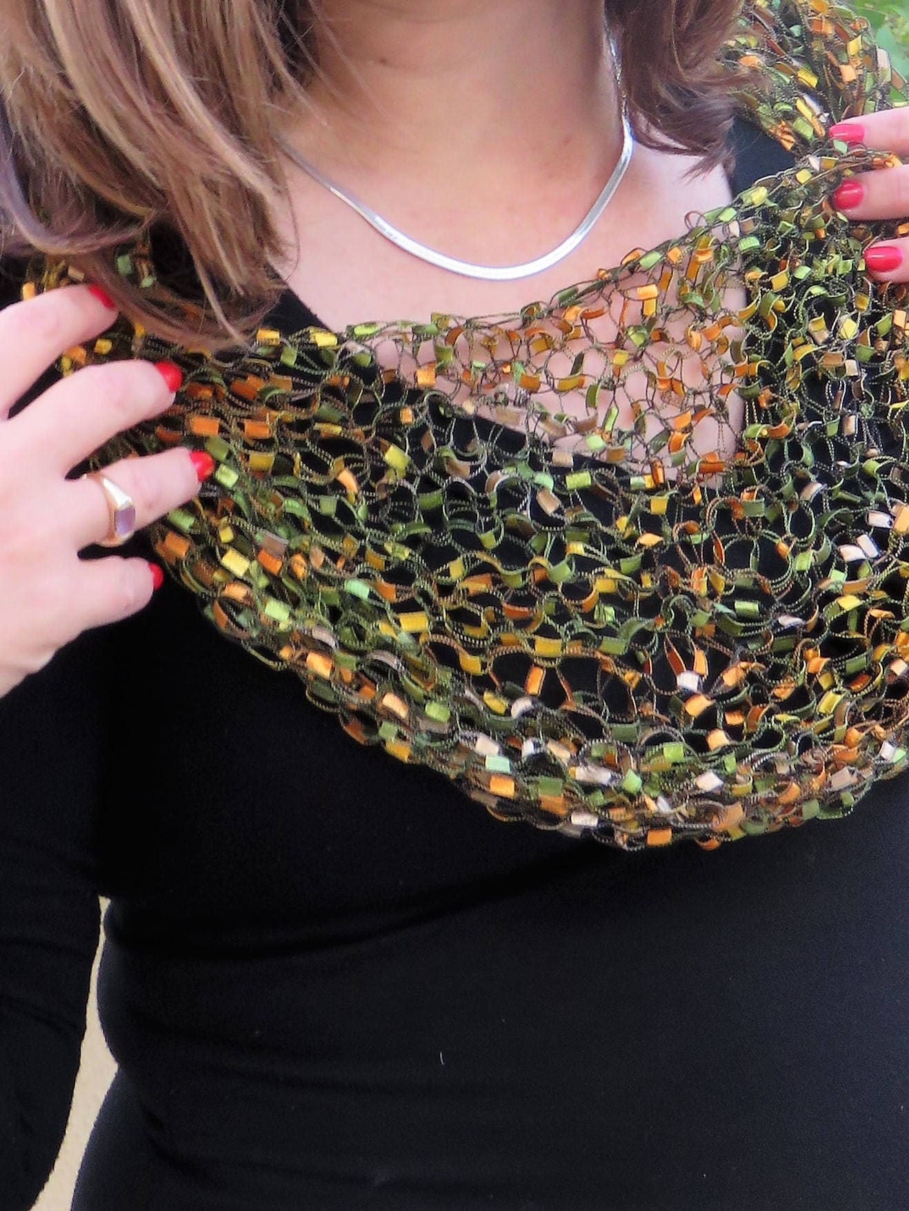 Hand Gestrickte Stola Aus Leitergarn in Grün & Gelb von EfratKnit