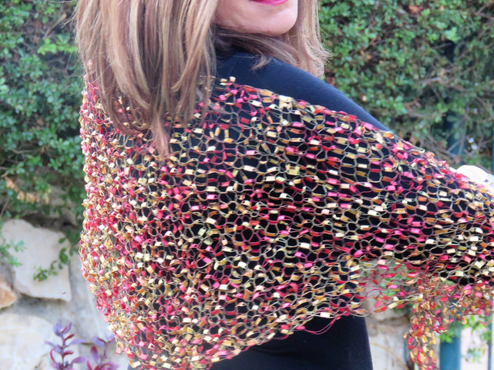 Handgestricktes Dreieckstuch in Rot Und Gelb von EfratKnit