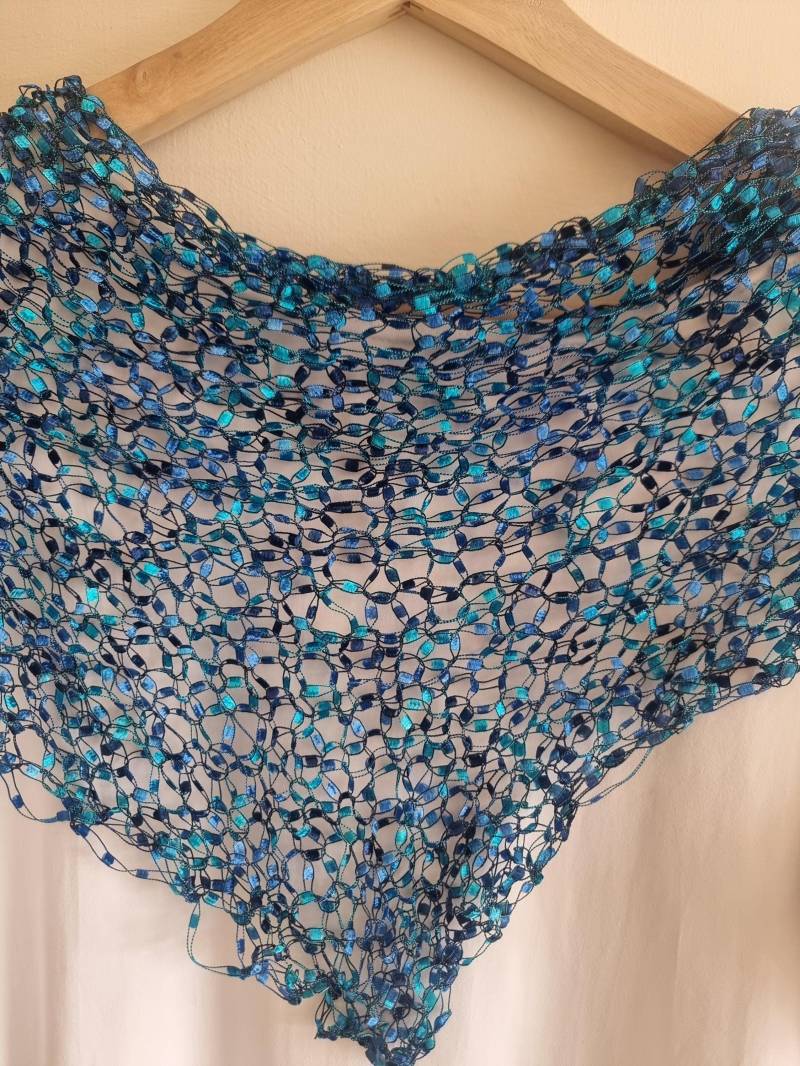 Handgestricktes Dreieckstuch in Türkis Aus Merino-Wolle von EfratKnit