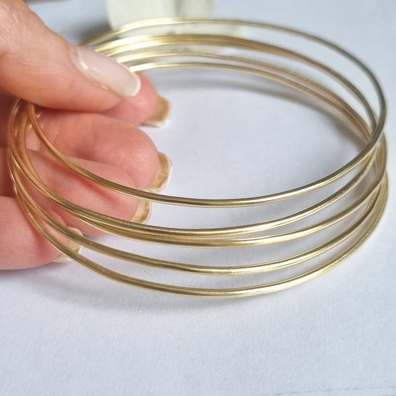 Gold Creolen Armband, Goldarmband Brautjungfer, Schlichtes Einfaches Armreif Goldarmreifen 14K Frauen Gehämmertes Armband von EfratMakovJewelry