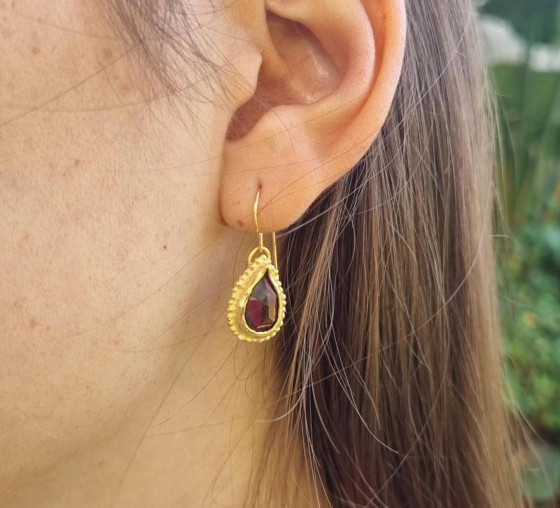 Gold Granat Ohrringe, Teardrop Rote Edelstein Antike Baumeln Januar Geburtsstein Ohrringe von EfratMakovJewelry