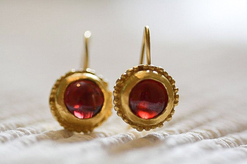 Gold Granat Ohrringe, Tropfen Antike Januar Geburtsstein Rote Ohrringe Geburtstag von EfratMakovJewelry
