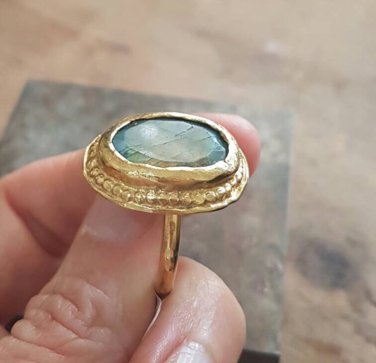Labradorit Ring, Goldring, Großer Grüner Ovaler Statement Cocktailring, Ring von EfratMakovJewelry