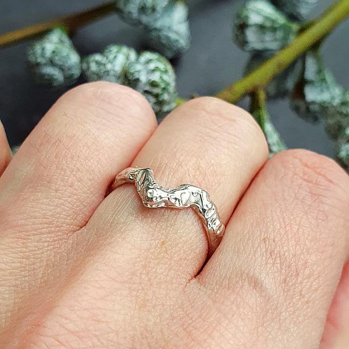 Geschmolzener Bandring, Chevron Silberring, V-Ring, Silberring Aus Metall von EgoElements