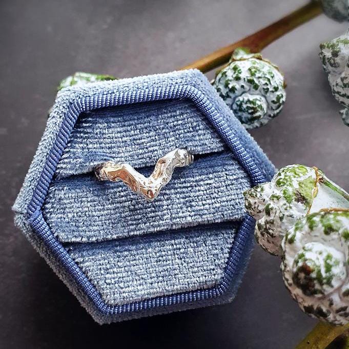 Geschmolzener Chevron Ring, Silber Silberring, V Stapelring Geschmolzener Chevron Ring, Silber Silberring, V Stapelring von EgoElements