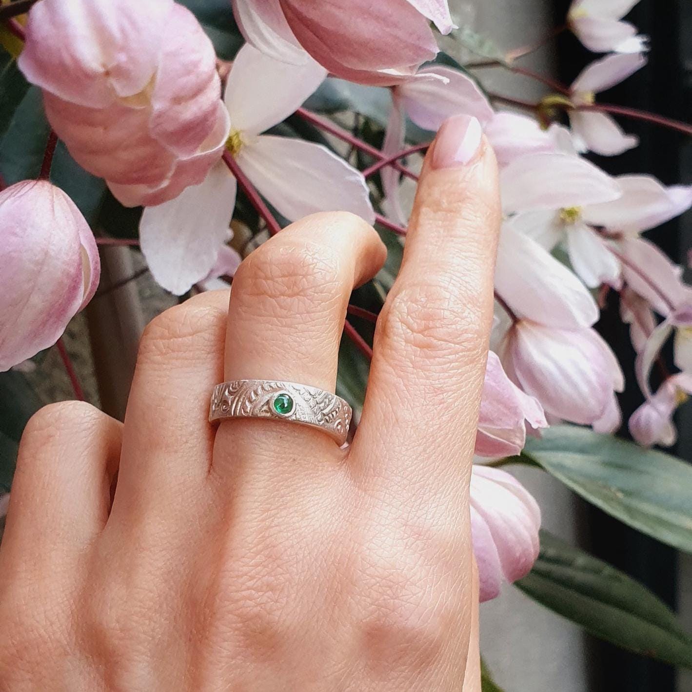 Grüner Zirkonia-Ring, Massives Silberband, Damenring Mit Grünem Stein, Blumenring, Strukturierter Ring, Handgemachter Ring Grüner Zirkonia-Ring, Massives Silberband, Damenring Mit Grünem Stein, Blumenring, Strukturierter Ring, Handgemachter Ring von EgoElements