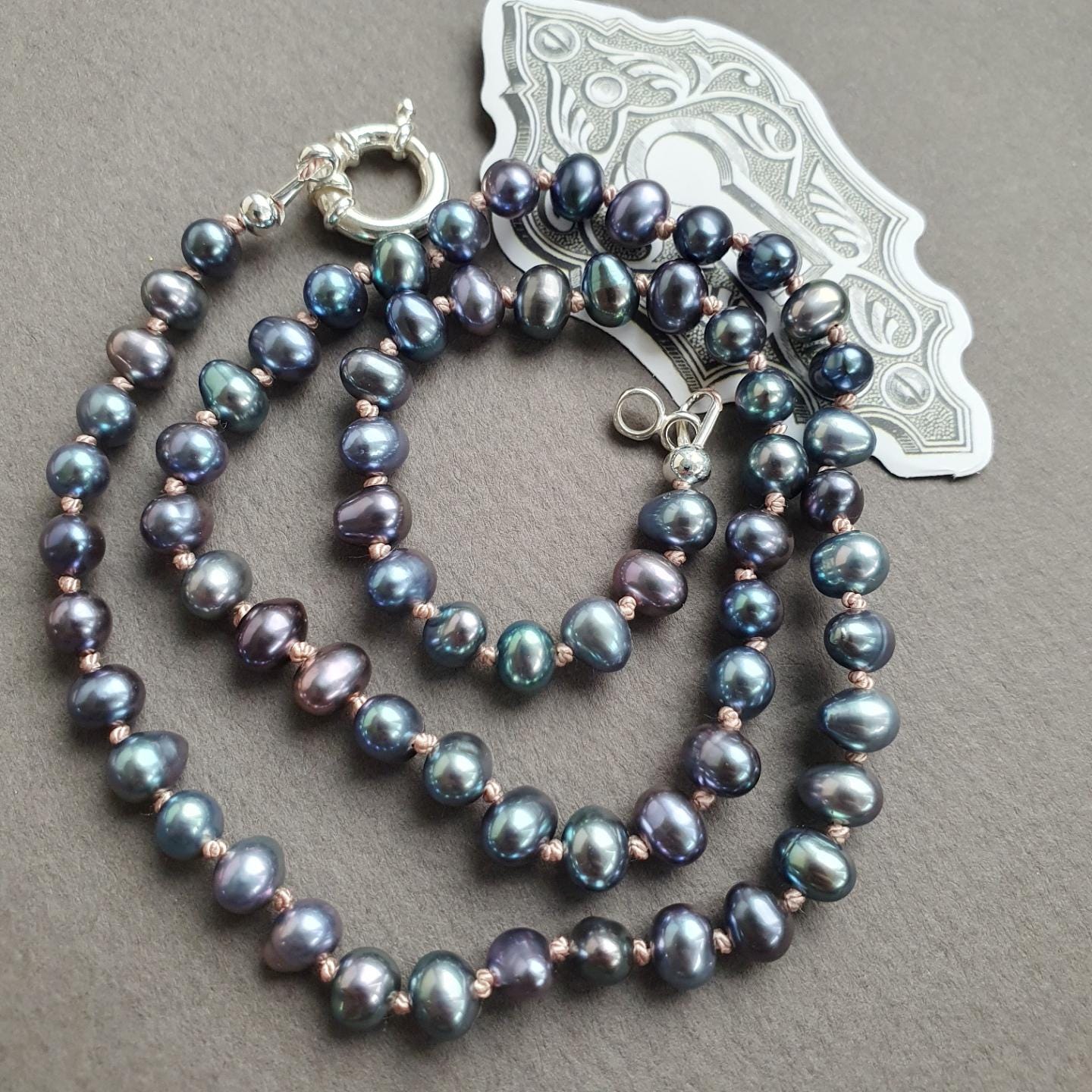 Handgeknüpfte Graue Perlenkette, Pfauperlenkette, Echte Süßwasserperlenhalskette, Einzigartiges Perlengeschenk Handgeknüpfte Graue Perlenkette, Pfauperlenkette, Echte Süßwasserperlenhalskette, Einzigartiges Perlengeschenk von EgoElements