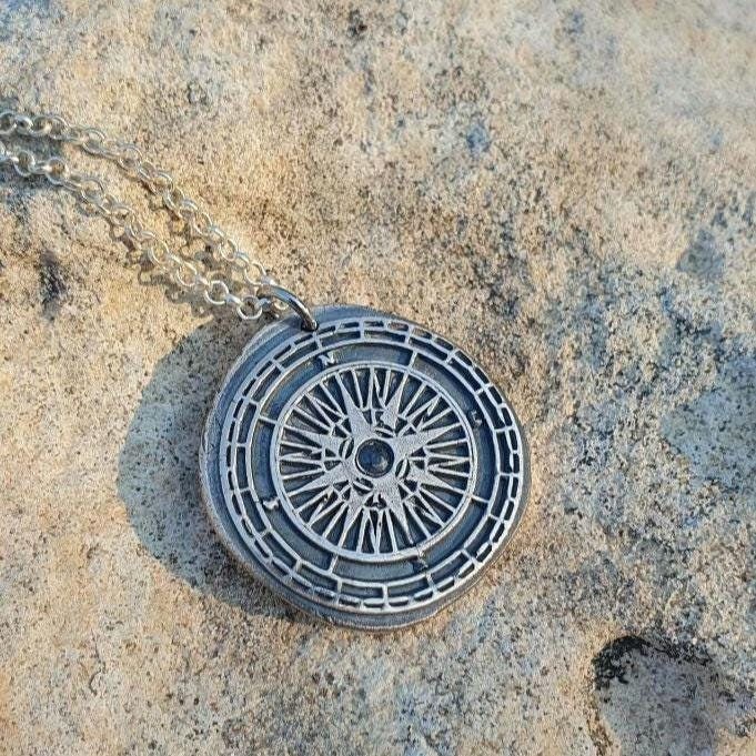 Kompass Anhänger, Blauer Saphir Anhänger Halskette, Wachs Siegel Unisex Unikat Schmuck Kompass Anhänger, Blauer Saphir Anhänger Halskette, Wachs Siegel Unisex Unikat Schmuck von EgoElements