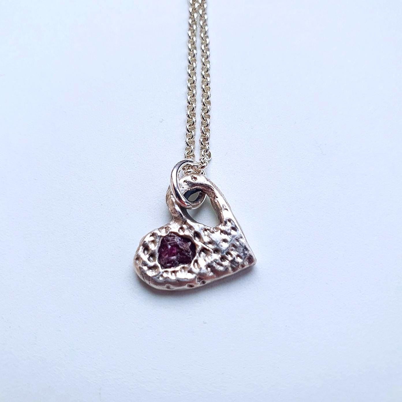 Roher Saphir Herz Halskette, Silber Anhänger Geschmolzener Anhänger, Handgemachter Schmuck Geschenk Für Sie Roher Saphir Herz Halskette, Silber Anhänger Geschmolzener Anhänger, Handgemachter Schmuck Geschenk Für Sie von EgoElements