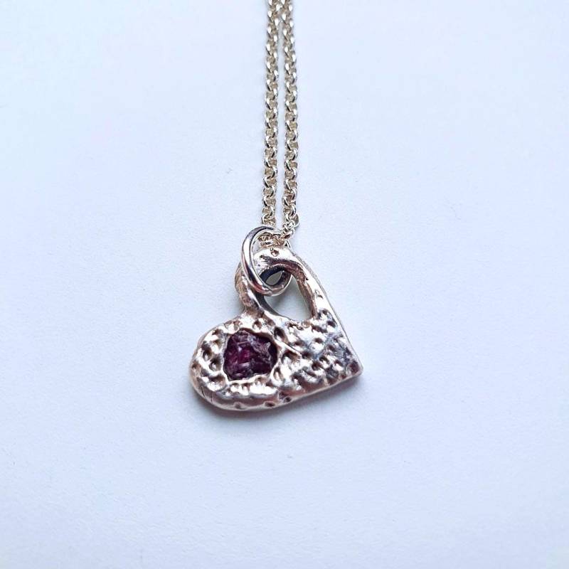 Roher Saphir Herz Halskette, Silber Anhänger Geschmolzener Anhänger, Handgemachter Schmuck Geschenk Für Sie Roher Saphir Herz Halskette, Silber Anhänger Geschmolzener Anhänger, Handgemachter Schmuck Geschenk Für Sie von EgoElements