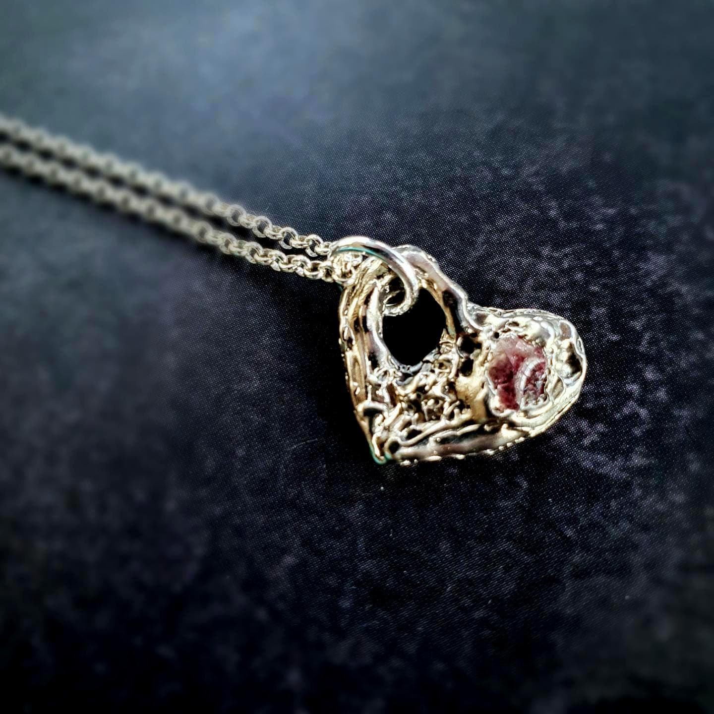 Saphir Herz Halskette, Geschmolzenes Rosa Roh Anhänger Silber Halskette Saphir Herz Halskette, Geschmolzenes Rosa Roh Anhänger Silber Halskette von EgoElements